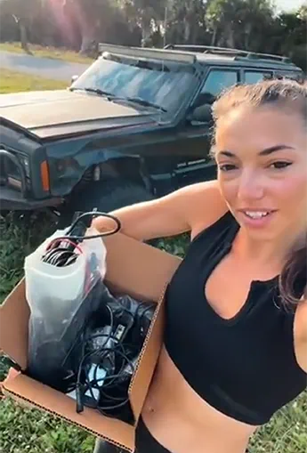 @CarFemme showcasing LEDMIRCY R2 White LED Rock Lights on Jeep